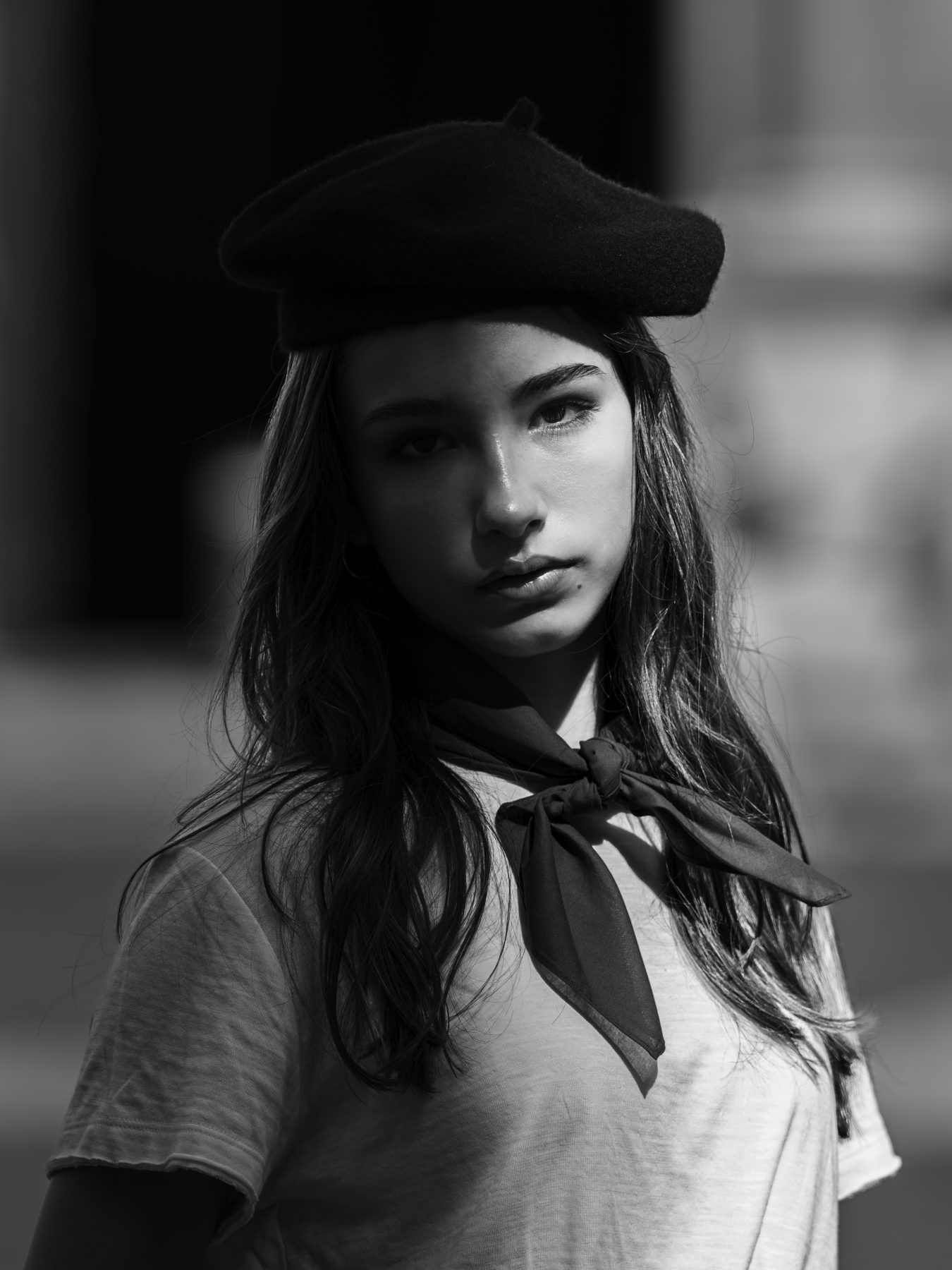 Modelo joven con boina negra mirando a cámara, retrato en blanco y negro en Barcelona – fotografía editorial de moda por VicmanArt.