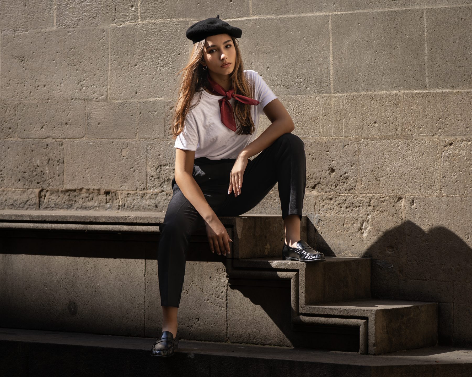 Modelo con boina negra sentada en escalones de piedra de Barcelona, cuerpo entero – fotografía editorial de moda por VicmanArt