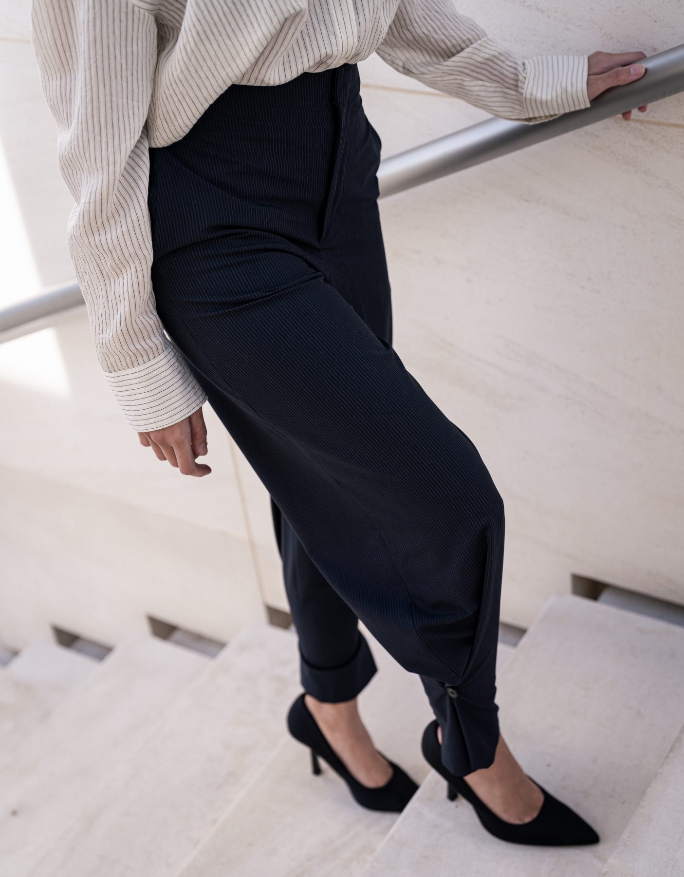 Detalle de pantalón negro y tacones negros subiendo por escalera de mármol, Barcelona – fotografía editorial de moda por VicmanArt