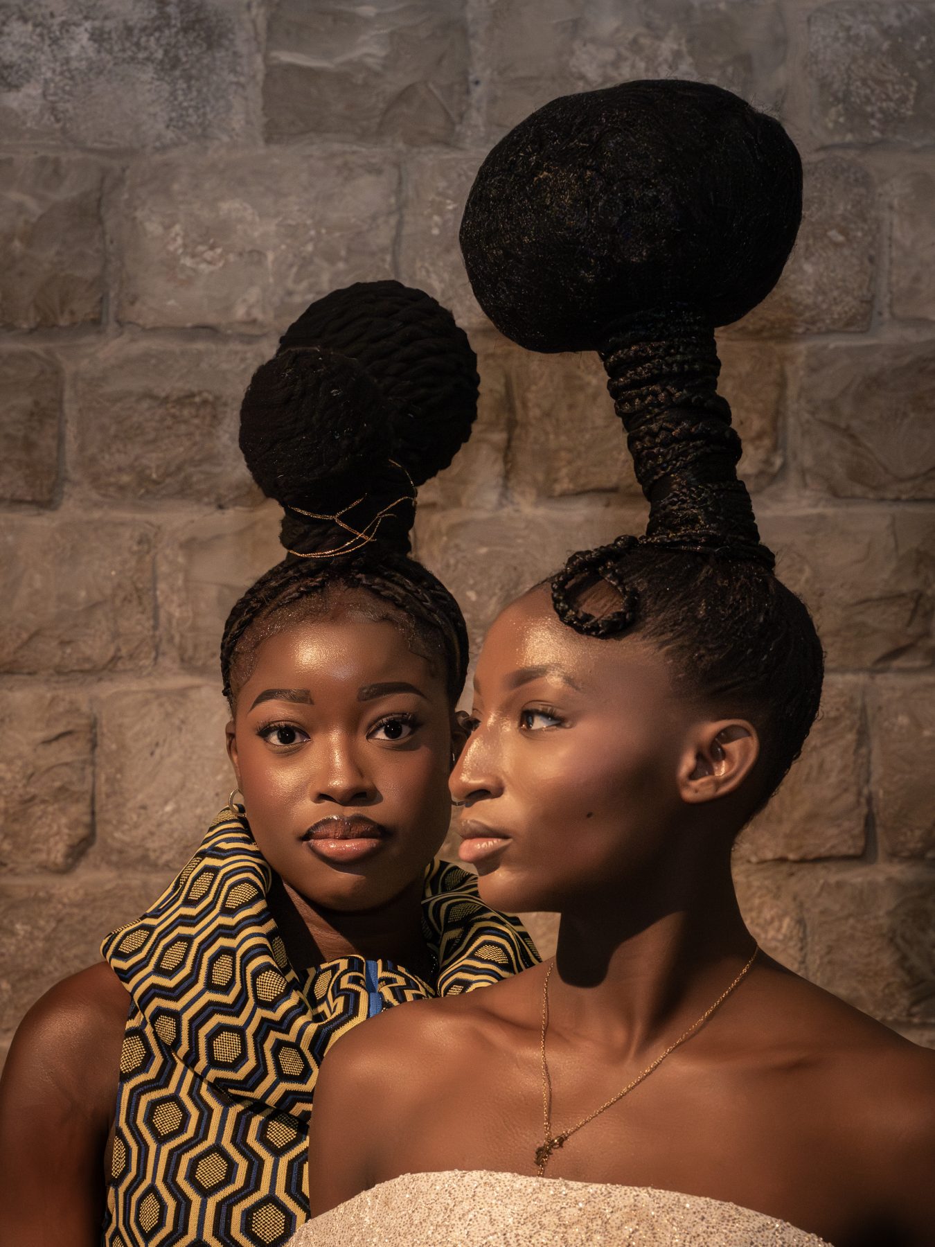 Two models with elevated artistic hairstyles backstage at a fashion show in Barcelona – backstage fashion photography by VicmanArt
